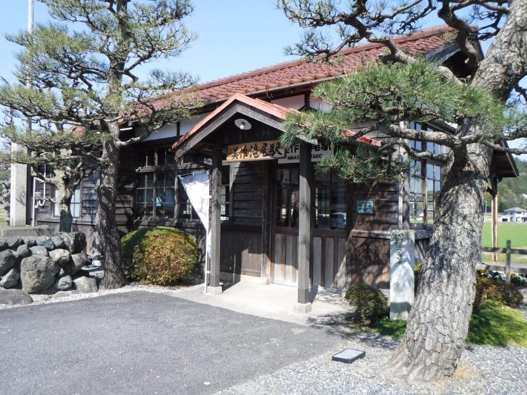 美作滝尾駅 木造の駅舎